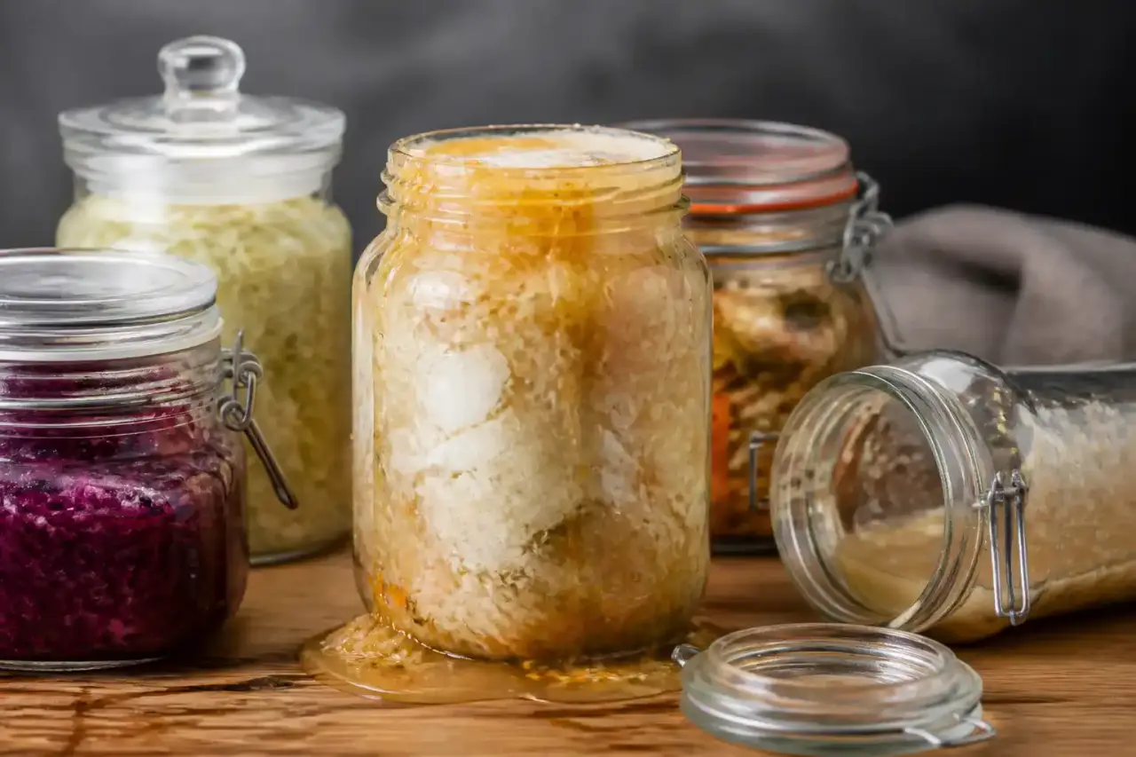 Bocal de légumes fermentés sur une table de cuisine chaleureuse