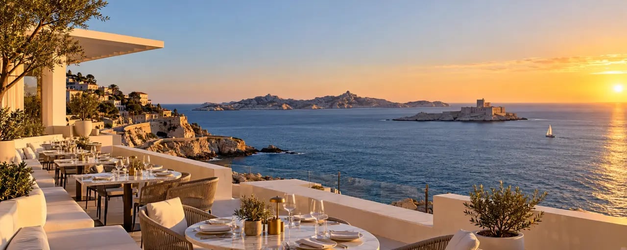 Restaurant bord de mer à Marseille sur la Corniche Kennedy au coucher du soleil