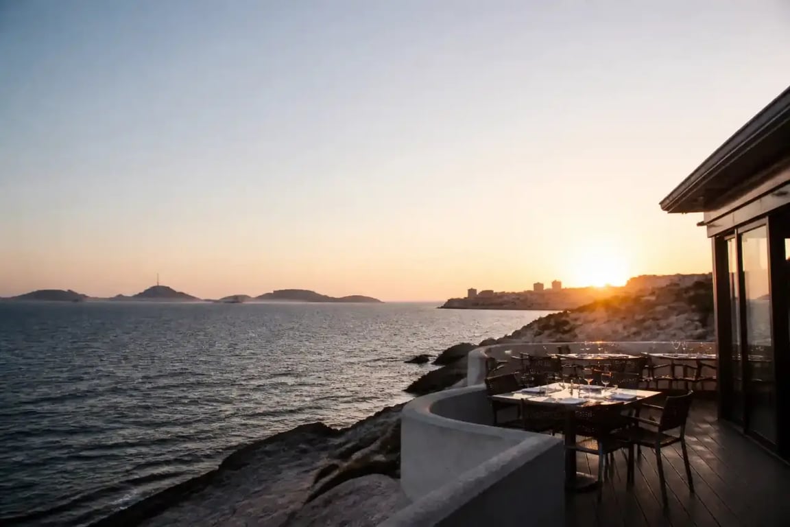 Marseille restaurant vue mer sur la Corniche Kennedy avec panorama sur la Méditerranée